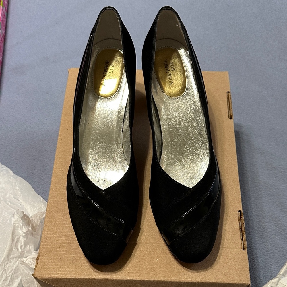 Ros Hommerson Black V-Cut Pumps